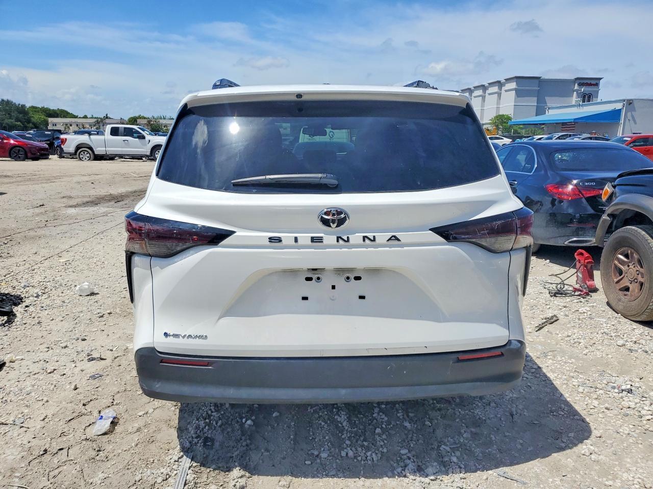 2026 Toyota Sienna Le - Image 6