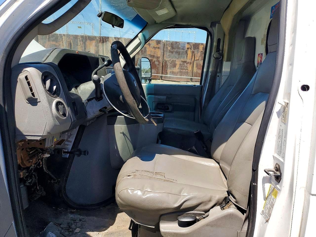 2012 Ford Econoline E350 Super Duty Cutaway Van - Фото 7