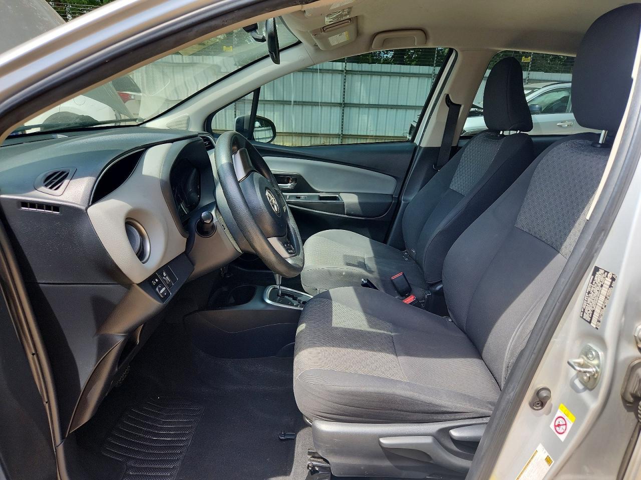 2015 Toyota Yaris 5-Door Le - Фото 7