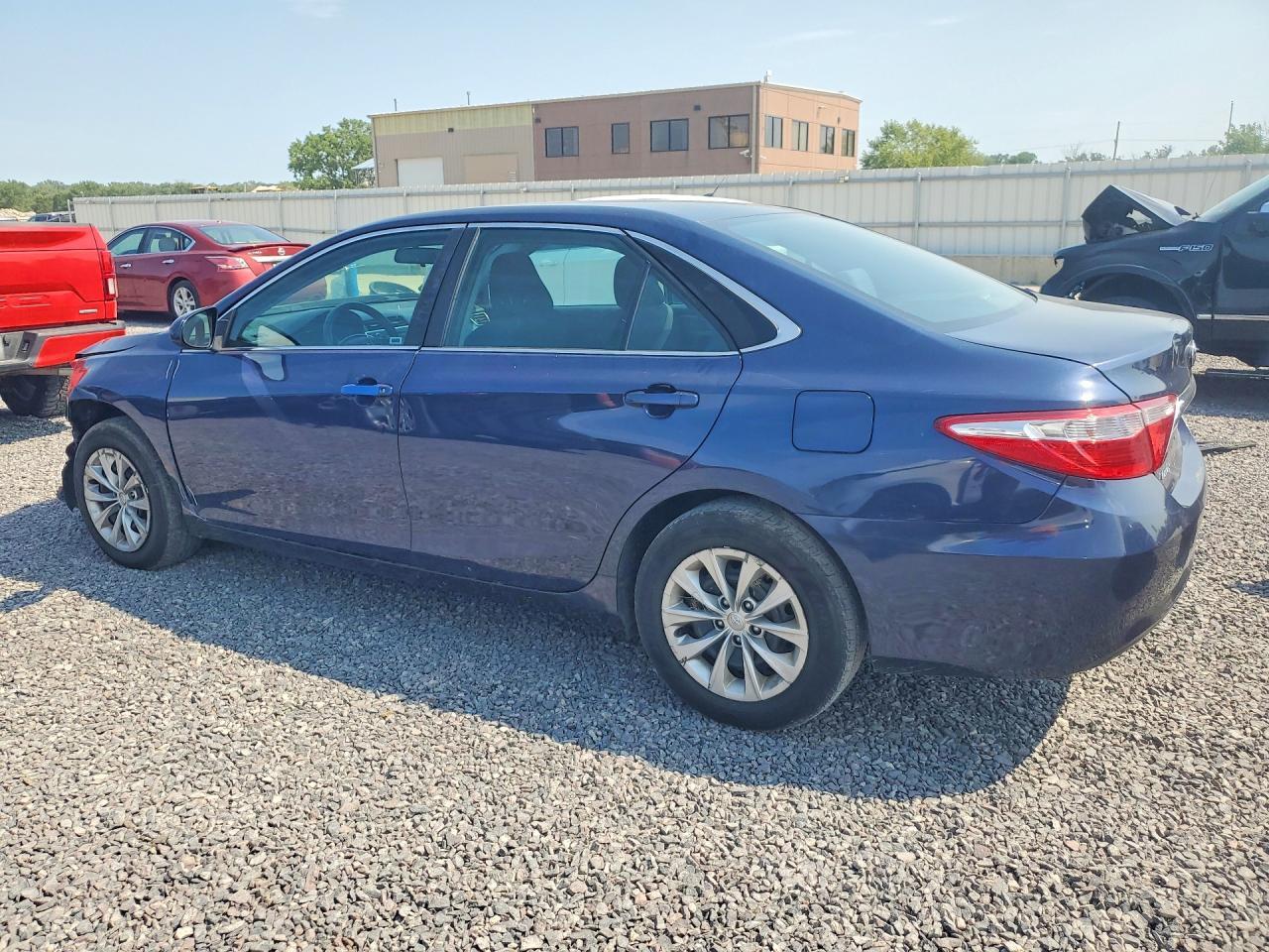 2017 Toyota Camry Le - Фото 2