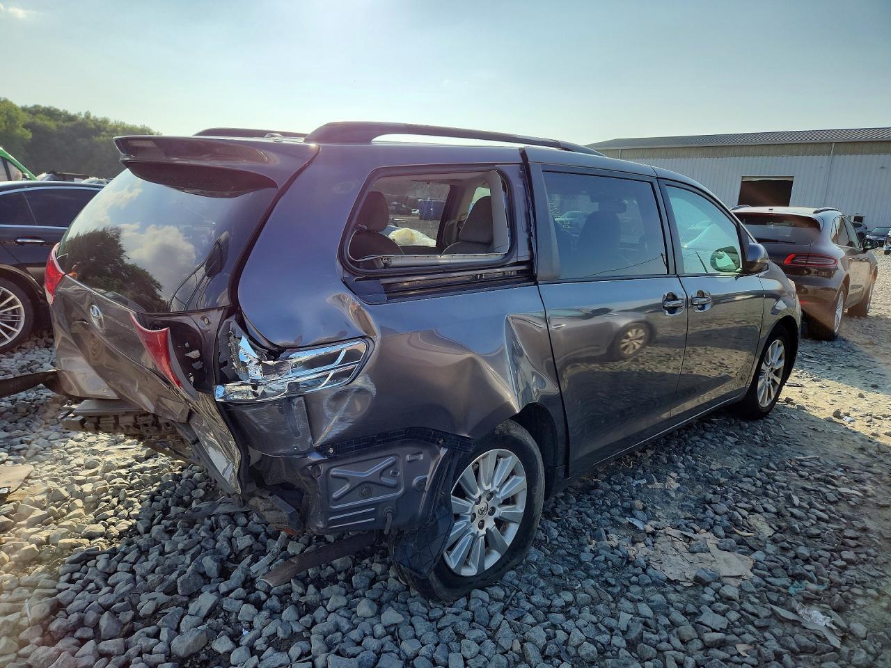 2013 Toyota Sienna Xle 7-Passenger - Image 3