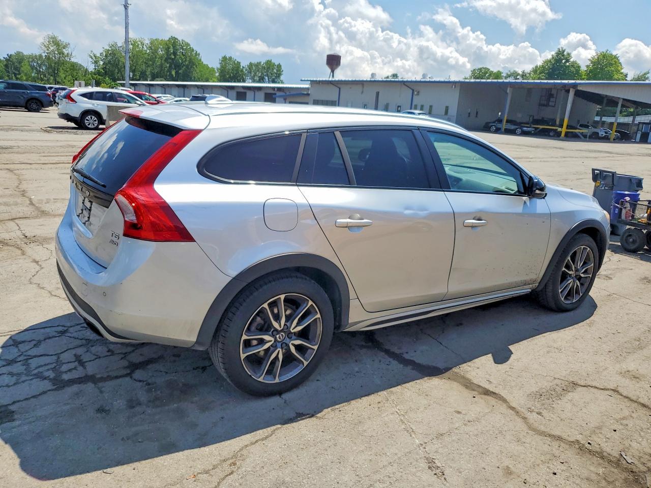 2018 Volvo V60 Cross Country T5 Platinum - Фото 3