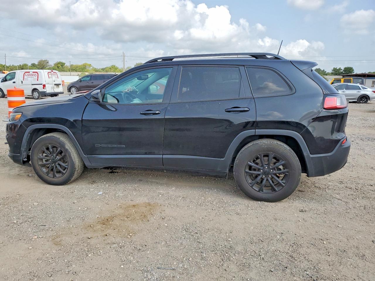 2023 Jeep Cherokee Altitude Lux - Image 2