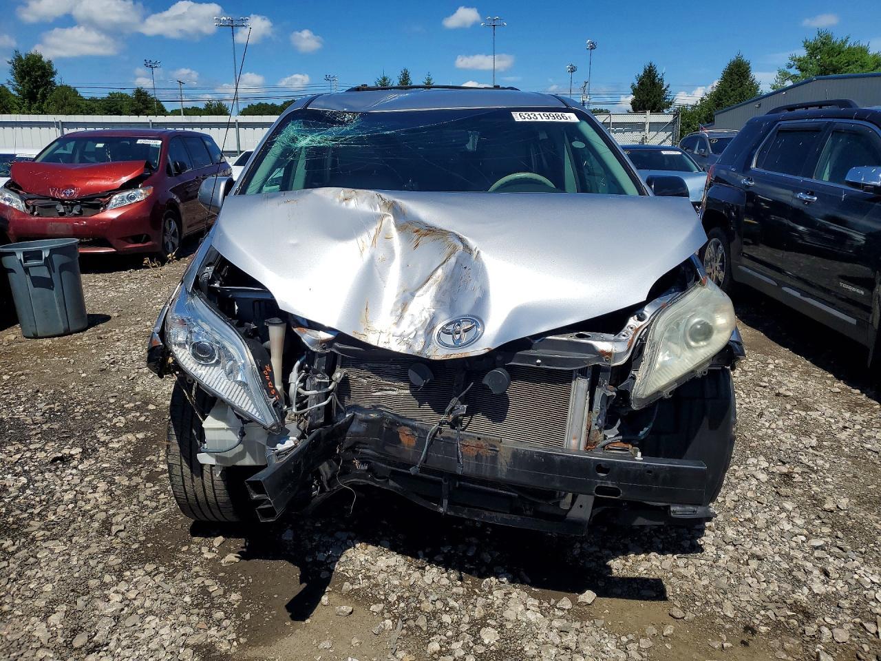2011 Toyota Sienna Le - Image 5