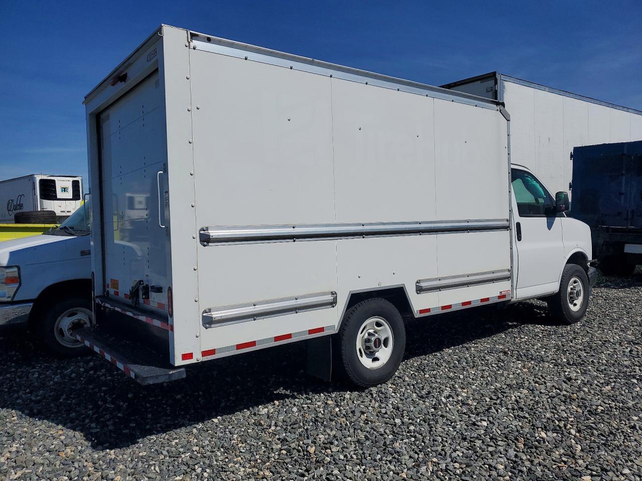 2024 GMC Savana Cut - Box Truck - Image 3