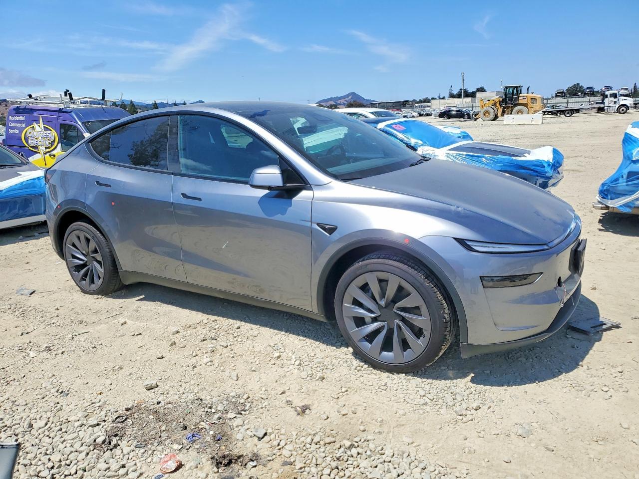 2026 Tesla Model Y - Фото 4