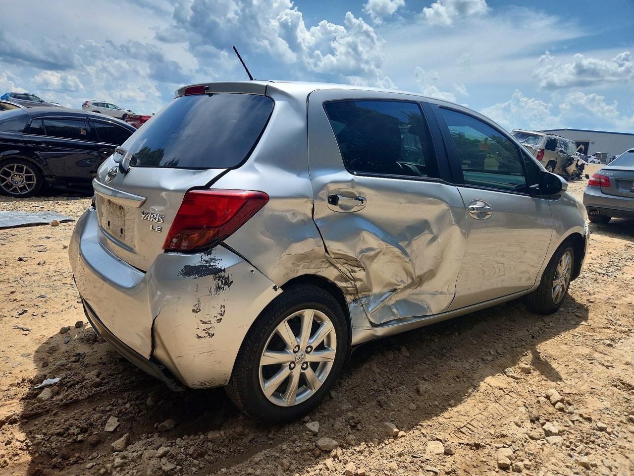 2015 Toyota Yaris 5-Door Le - Фото 3