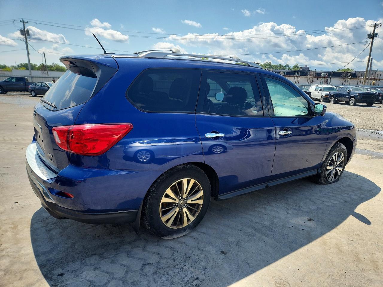 2017 Nissan Pathfinder Sl - Image 3