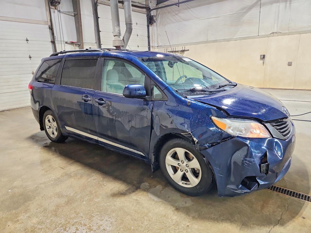 2012 Toyota Sienna Le - Image 4