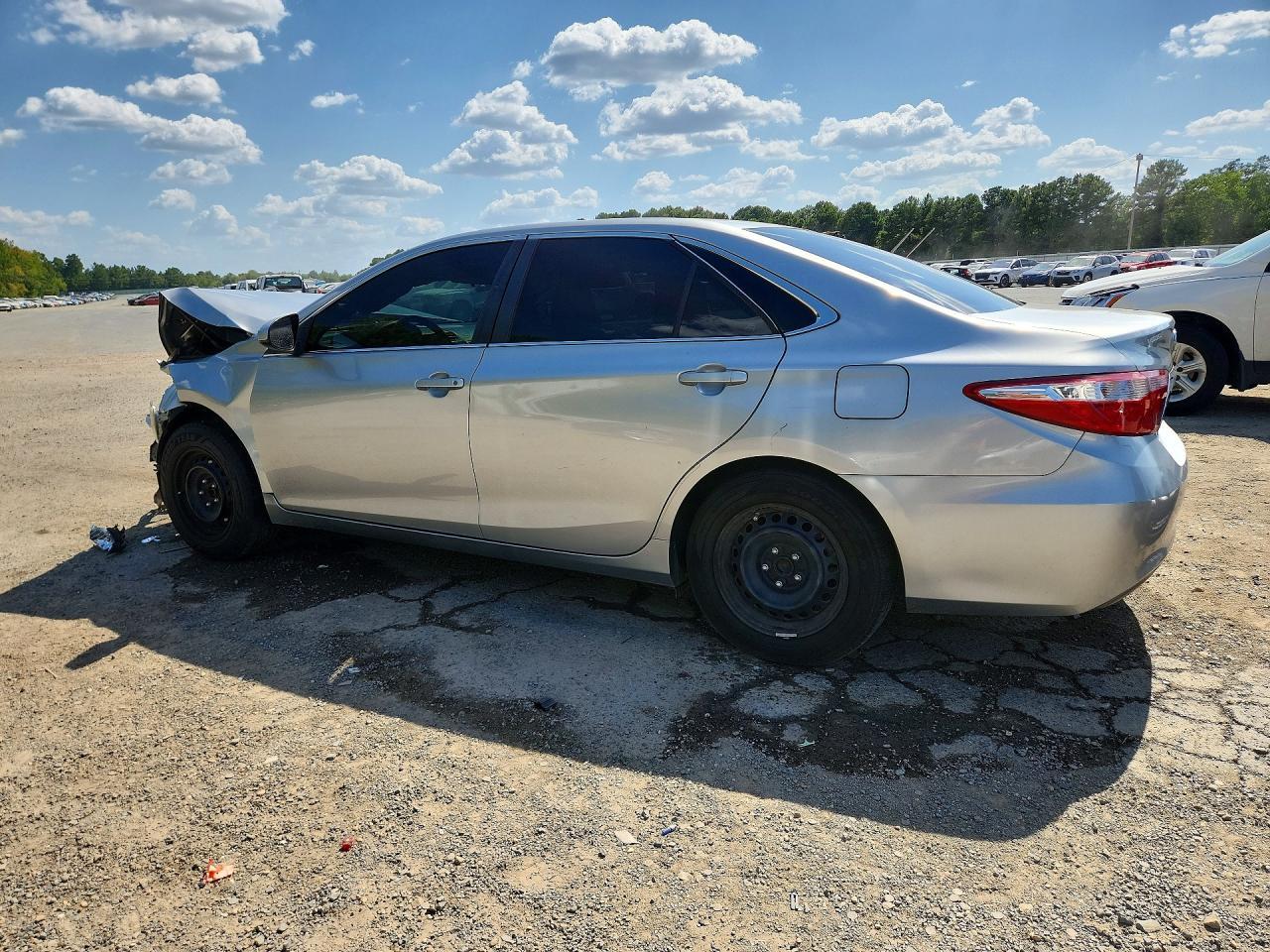 2017 Toyota Camry Le - Фото 2