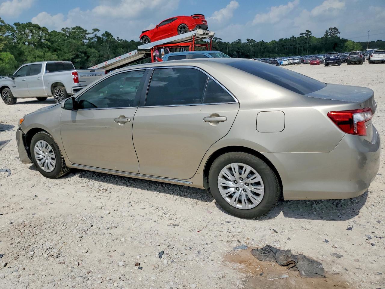 2014 Toyota Camry Le - Фото 2