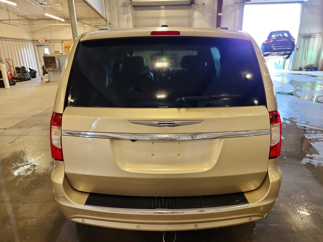 2012 Chrysler Town & Country Touring L - Фото 6