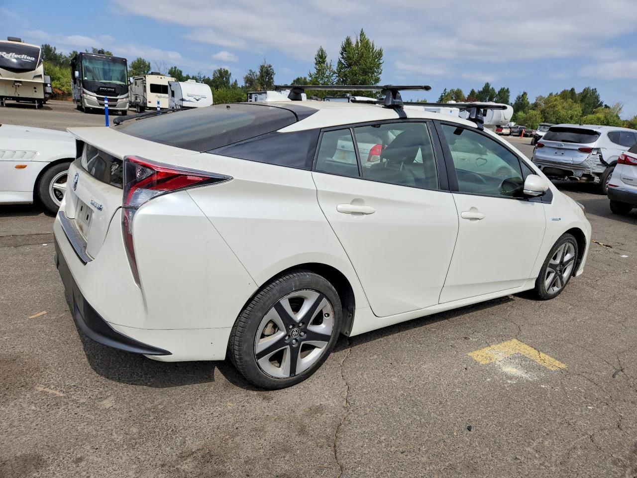 2016 Toyota Prius Three Touring - Фото 3
