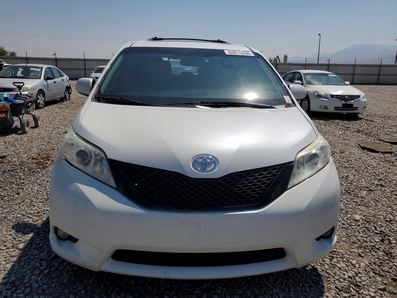 2016 Toyota Sienna Xle Premium 8-Passenger - Image 5