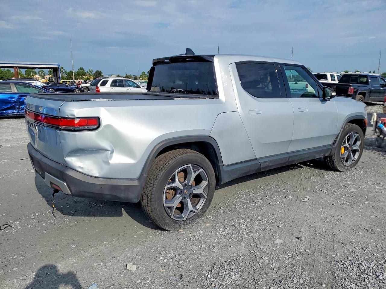 2022 Rivian R1T Adventure - Фото 3