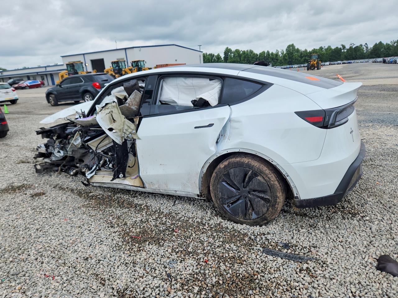 2026 Tesla Model Y - Фото 2