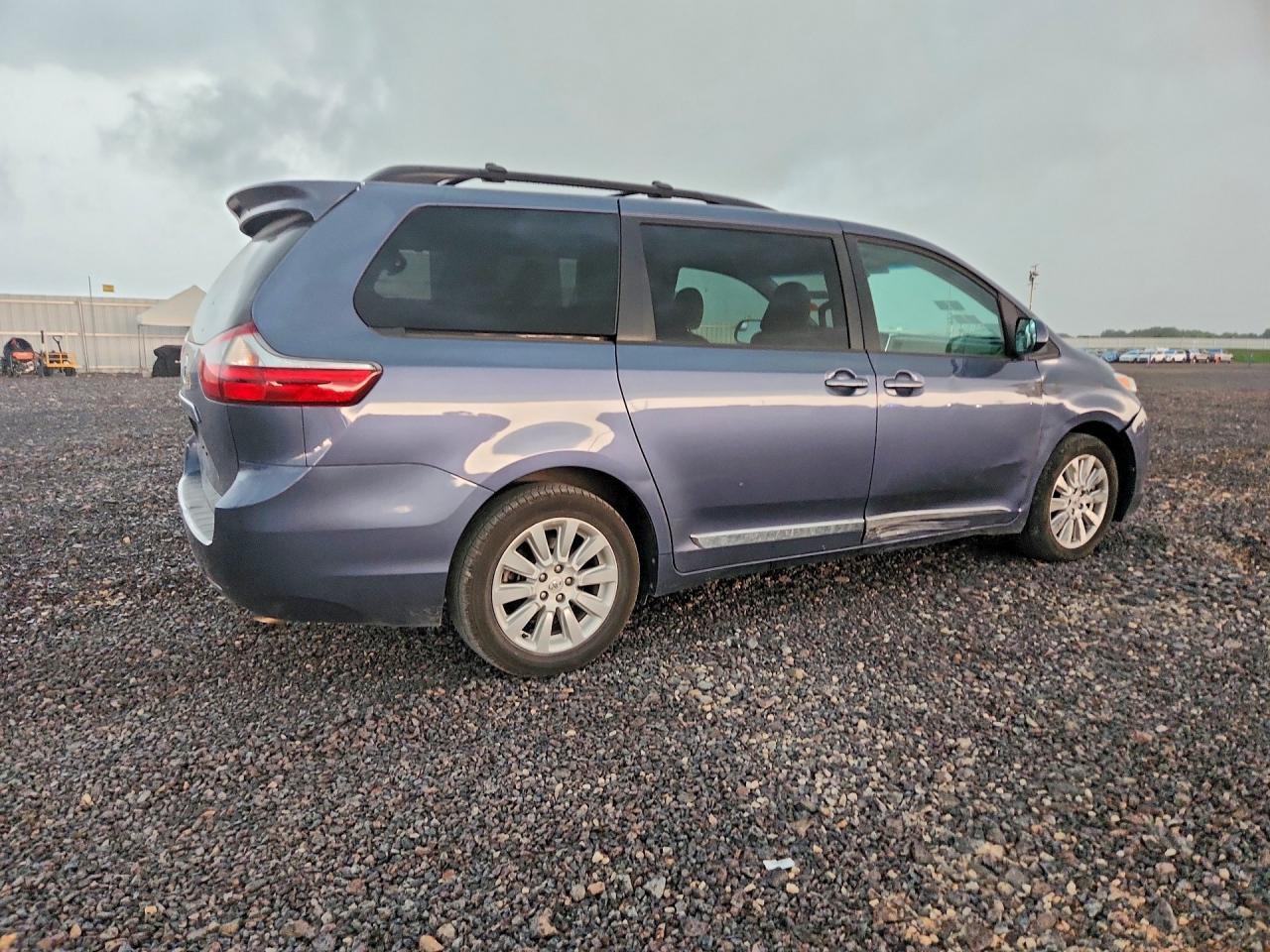 2015 Toyota Sienna Le - Image 3