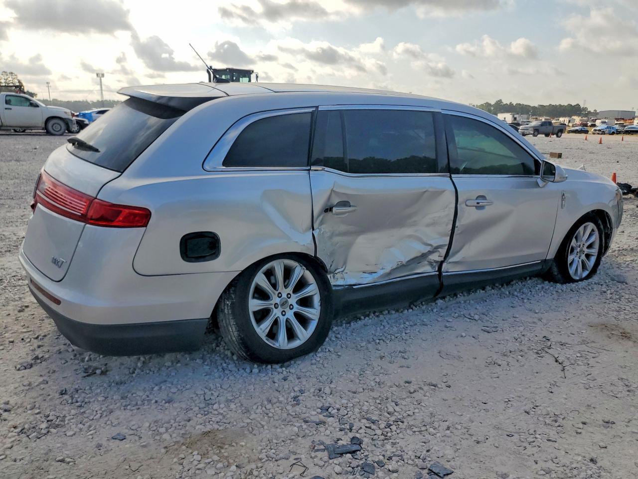2016 Lincoln Mkt - Image 3