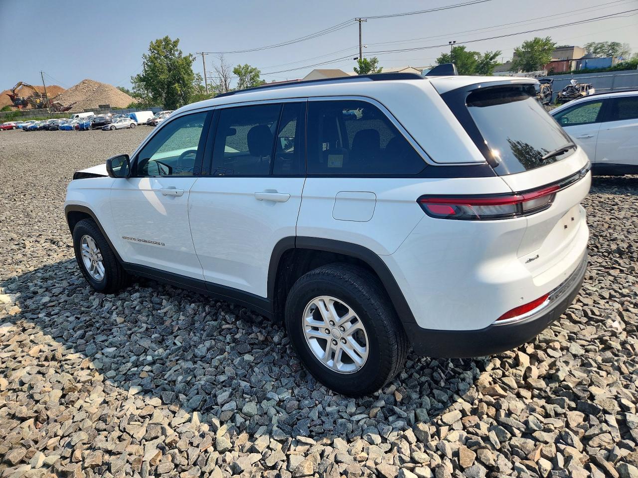 2022 Jeep Grand Cherokee Laredo - Image 2