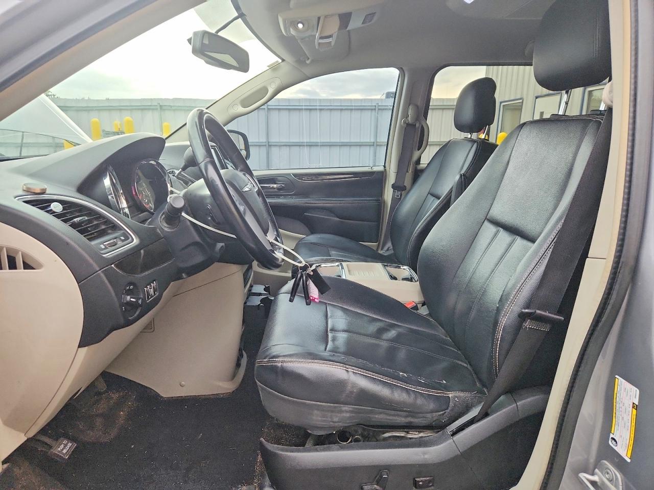 2013 Chrysler Town & Country Touring - Фото 7