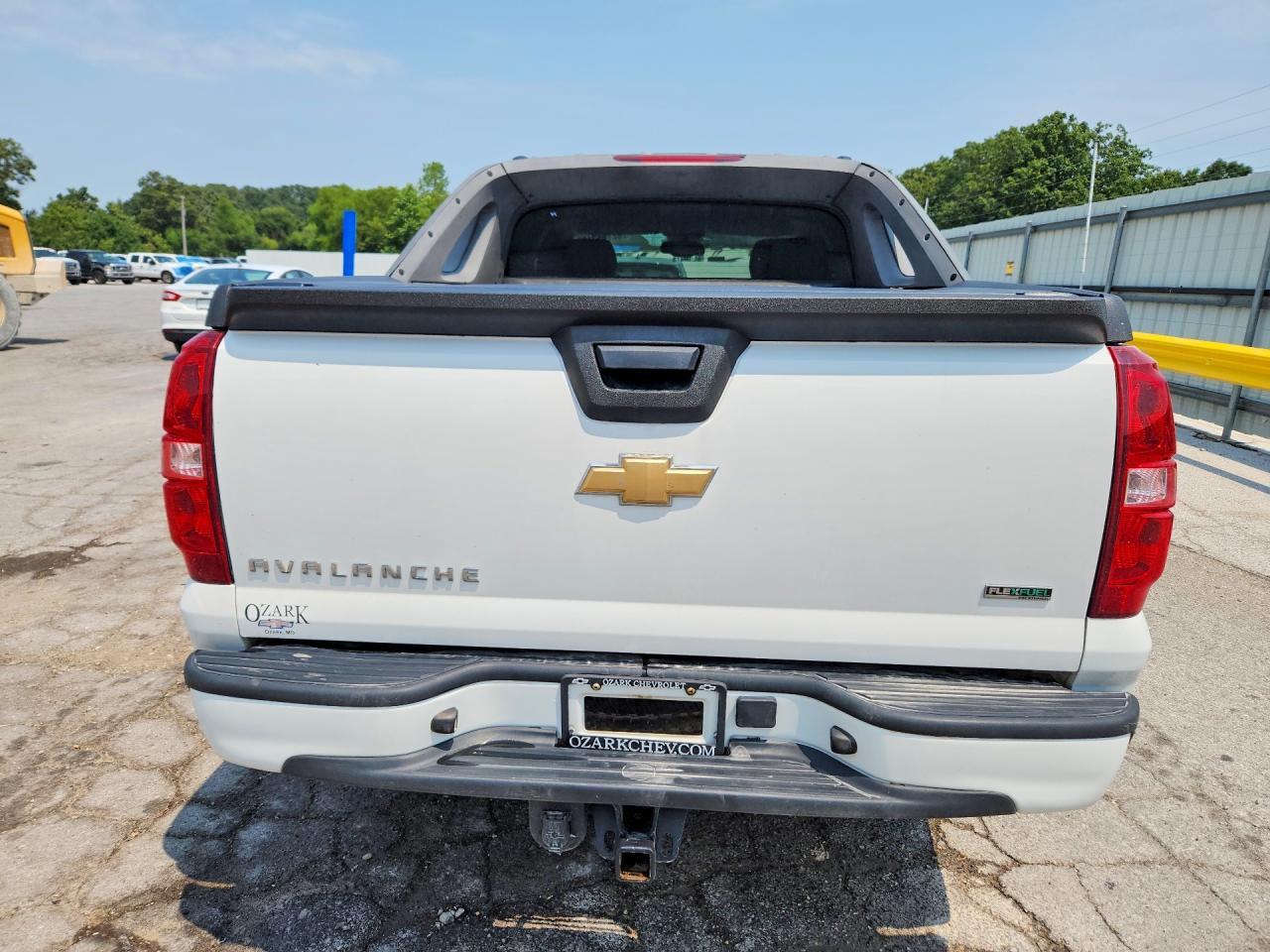 2011 Chevrolet Avalanche Ls - Image 6