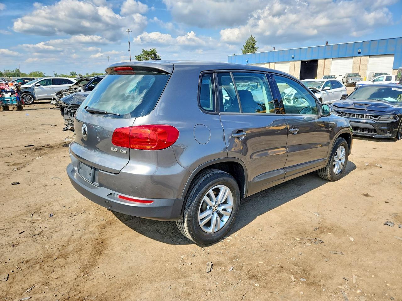 2014 Volkswagen Tiguan S - Фото 3