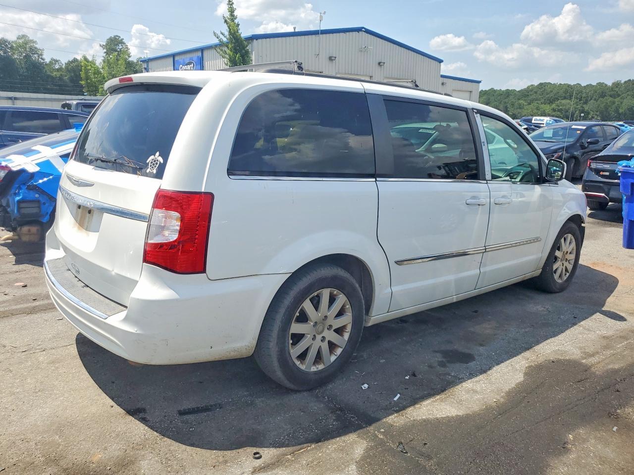 2016 Chrysler Town & Country Touring - Image 3
