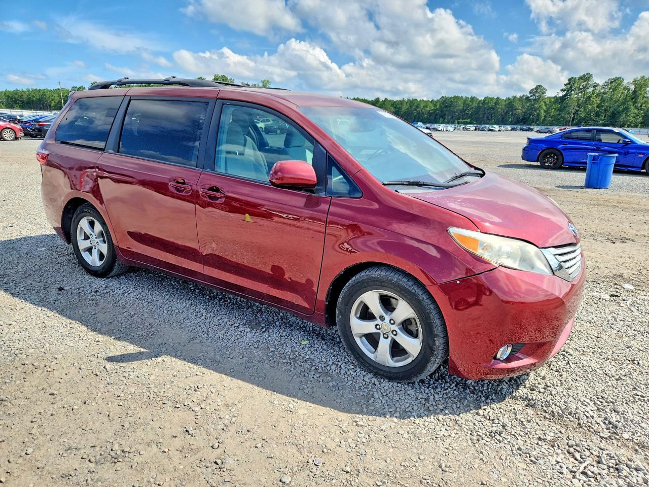 2017 Toyota Sienna Le - Image 4