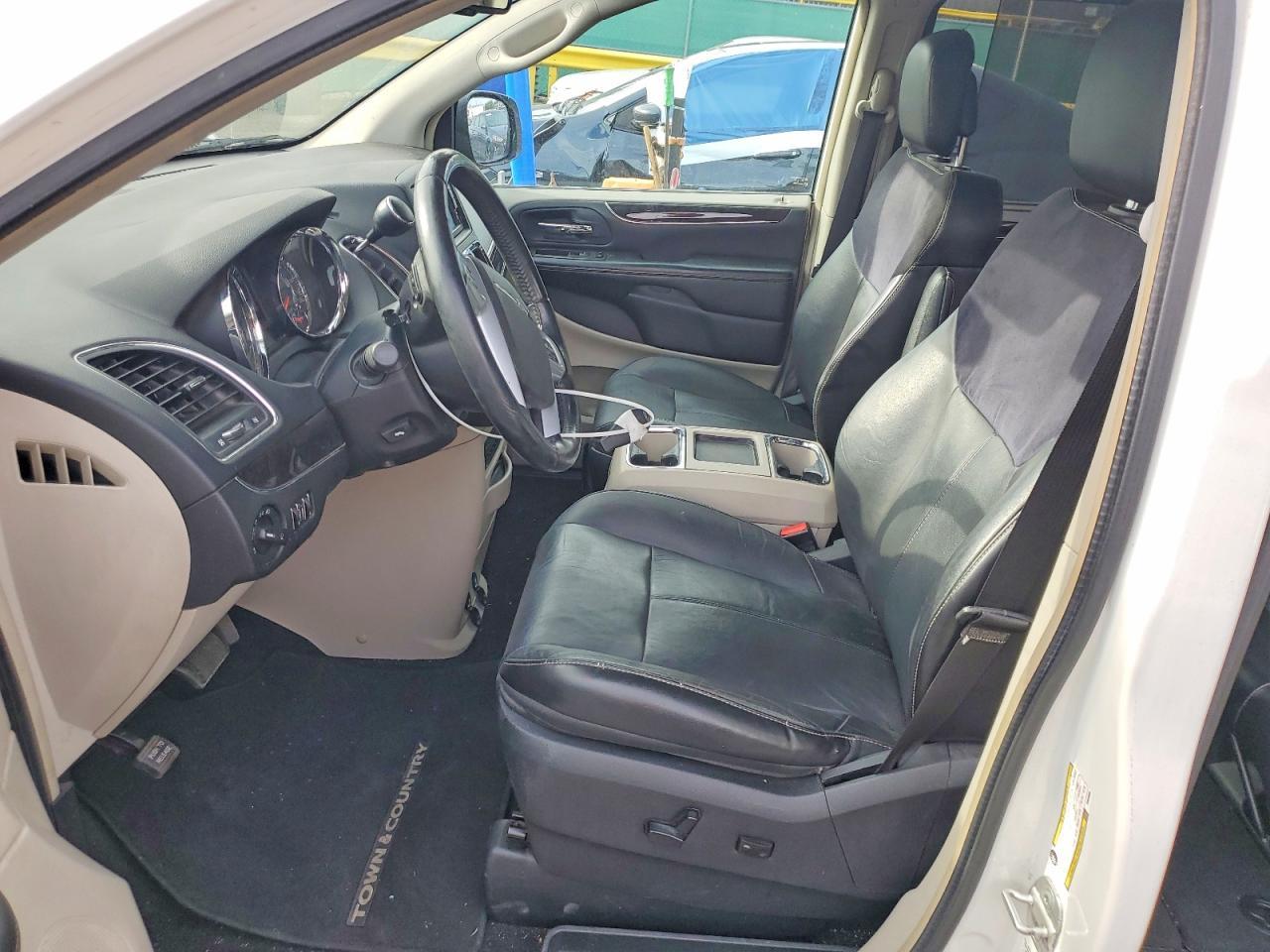2011 Chrysler Town & Country Limited - Фото 7