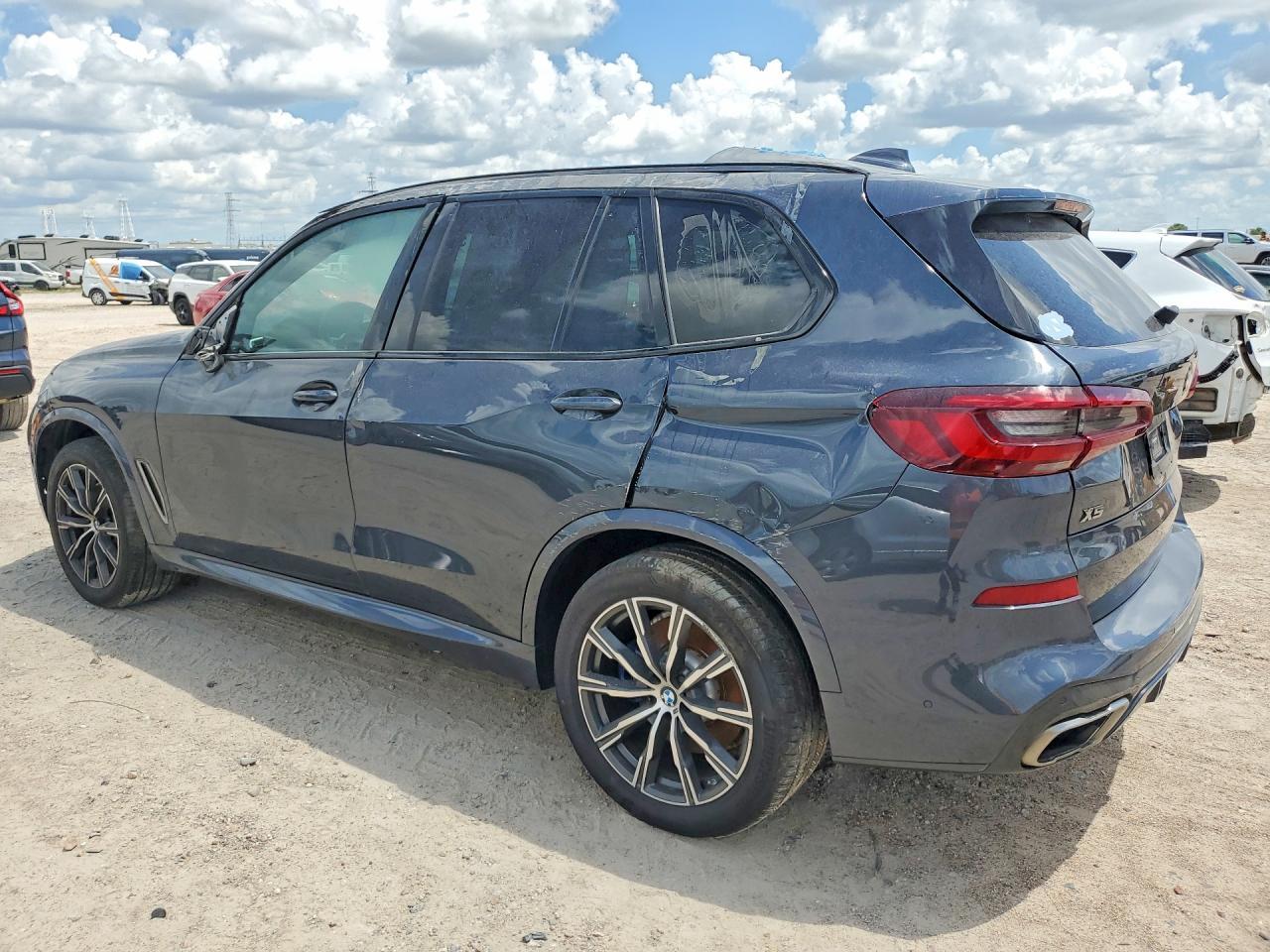2022 BMW X5 M50I - Фото 2