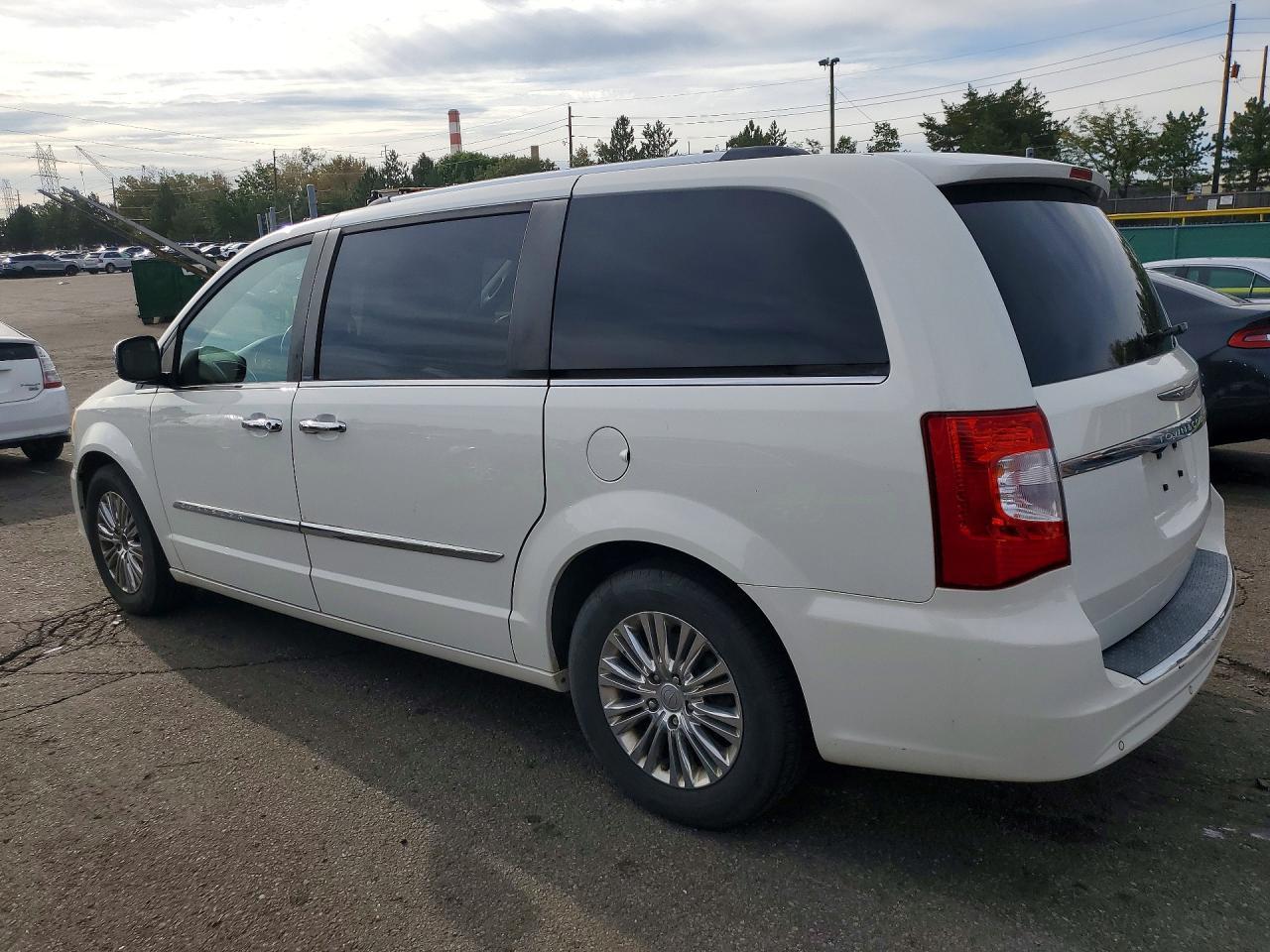 2011 Chrysler Town & Country Limited - Фото 2