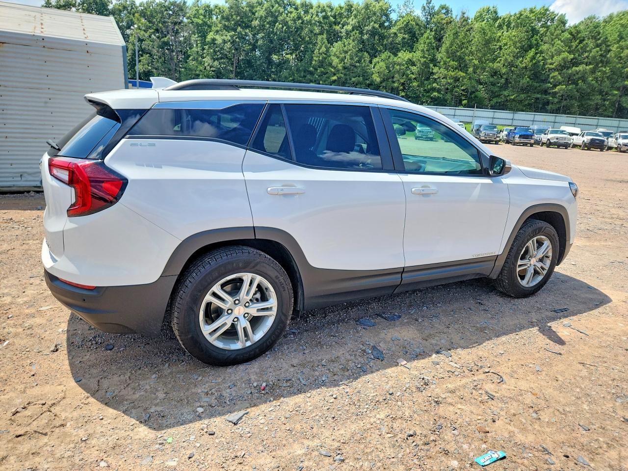 2023 GMC Terrain Sle - Image 3