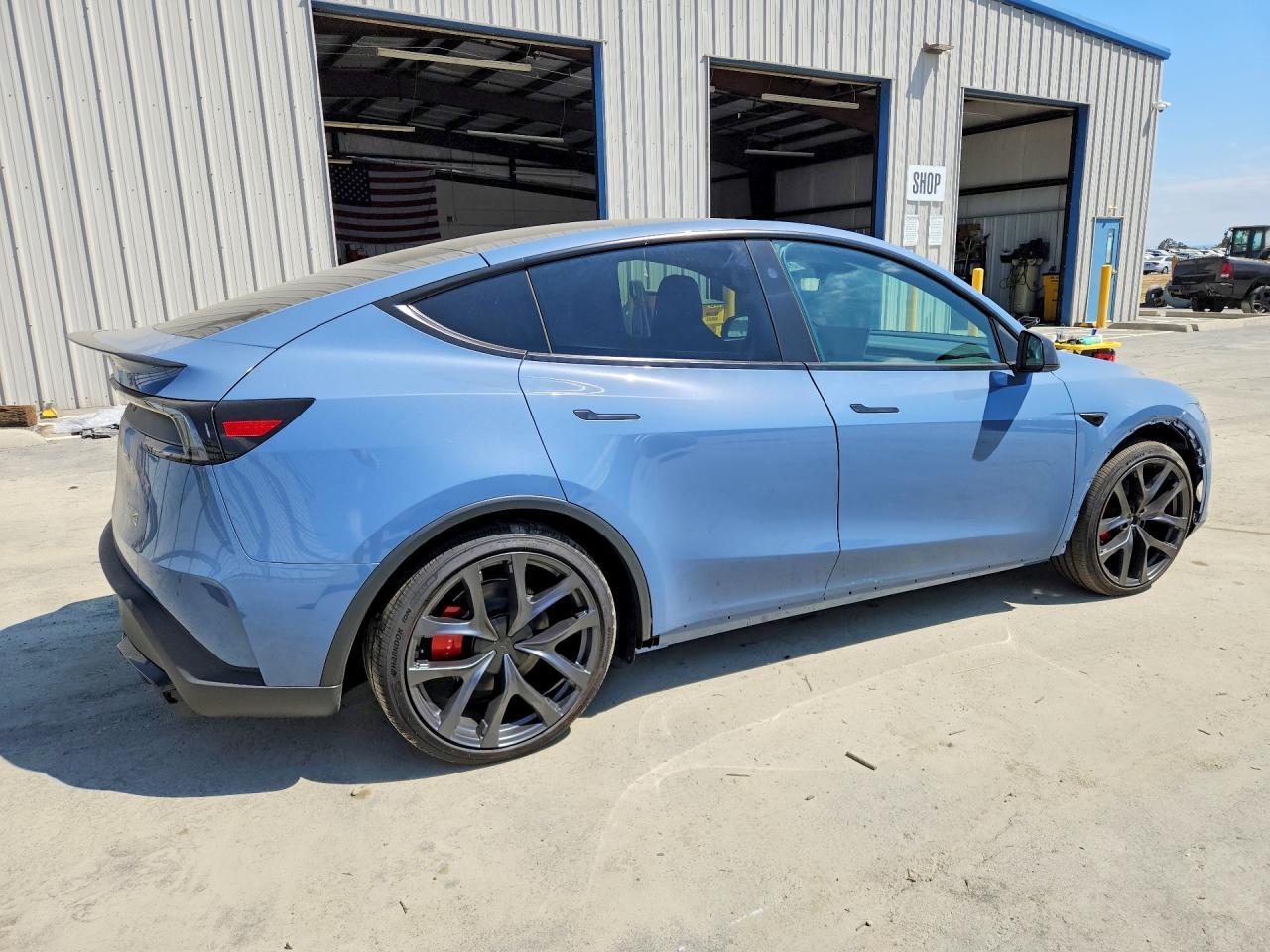 2026 Tesla Model Y - Фото 3