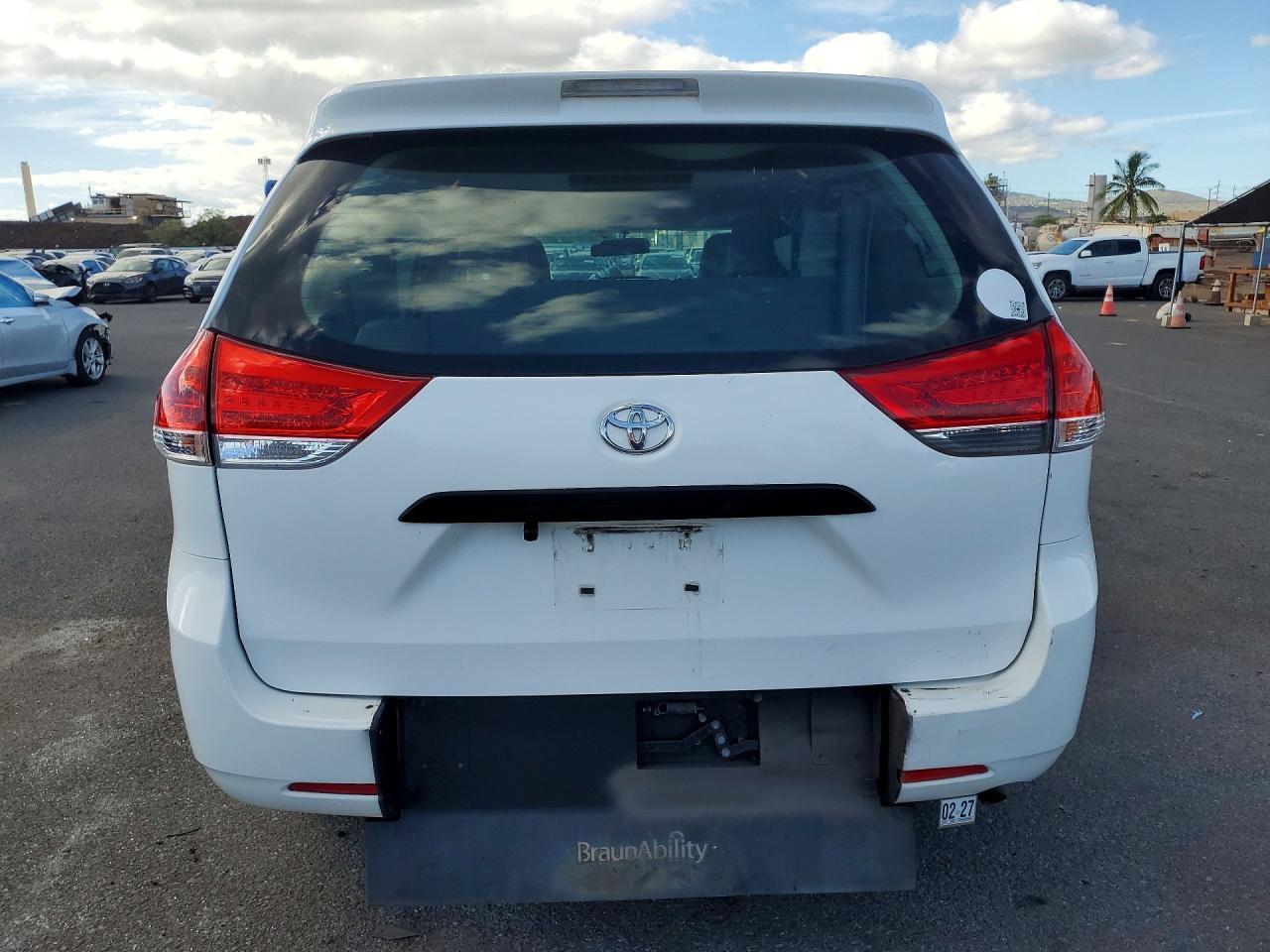 2014 Toyota Sienna L 7-Passenger - Image 6