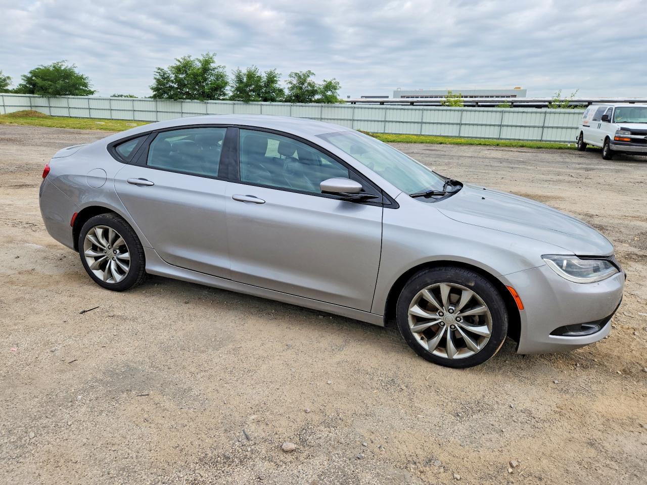 2016 Chrysler 200 S - Image 4