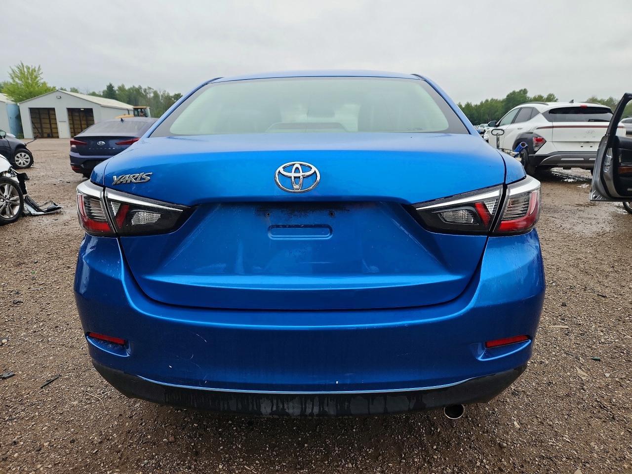 2016 Toyota Yaris 4D - Фото 6