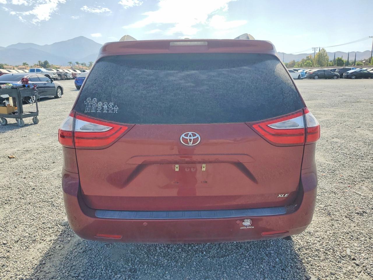 2016 Toyota Sienna Xle Premium 8-Passenger - Image 6