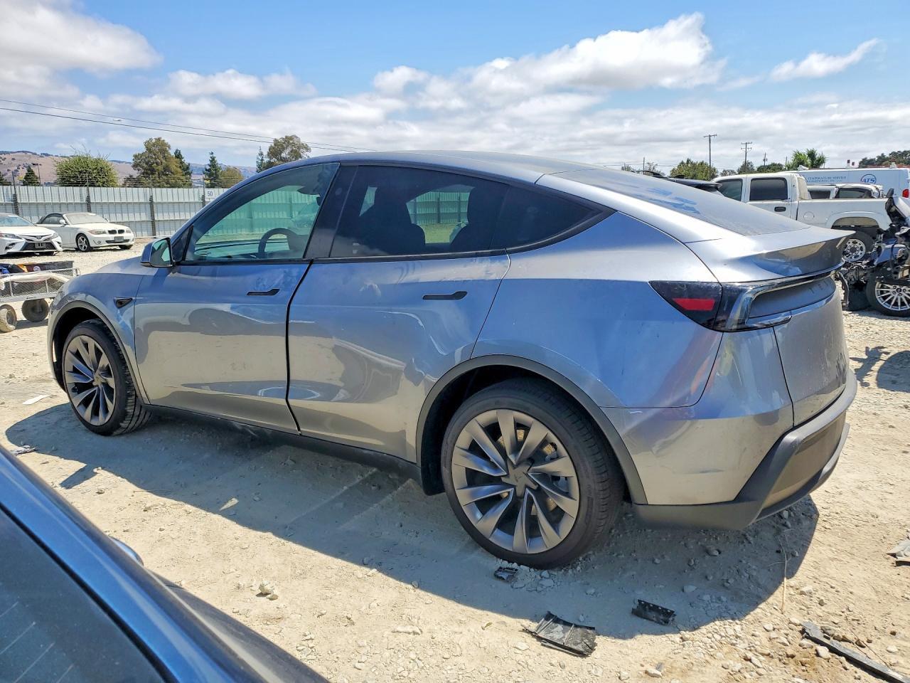 2026 Tesla Model Y - Фото 2