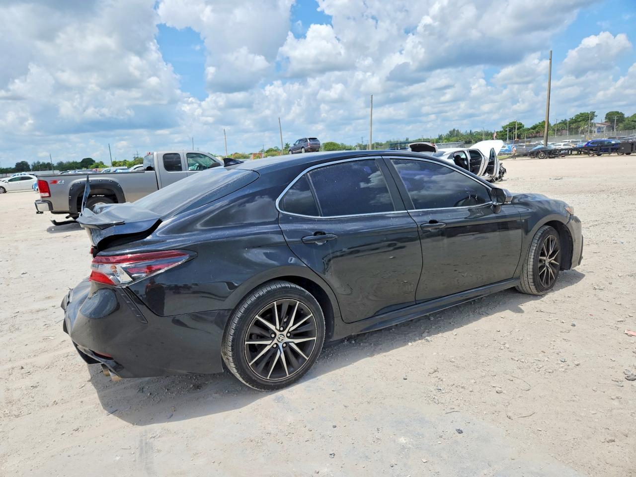 2023 Toyota Camry Se - Image 3
