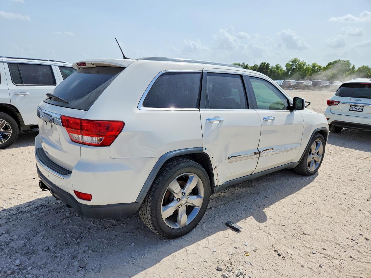 2012 Jeep Grand Cherokee Overland - Image 3
