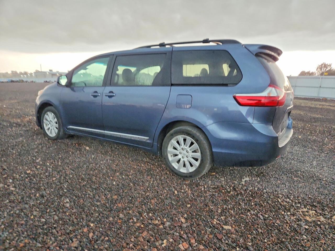 2015 Toyota Sienna Le - Image 2