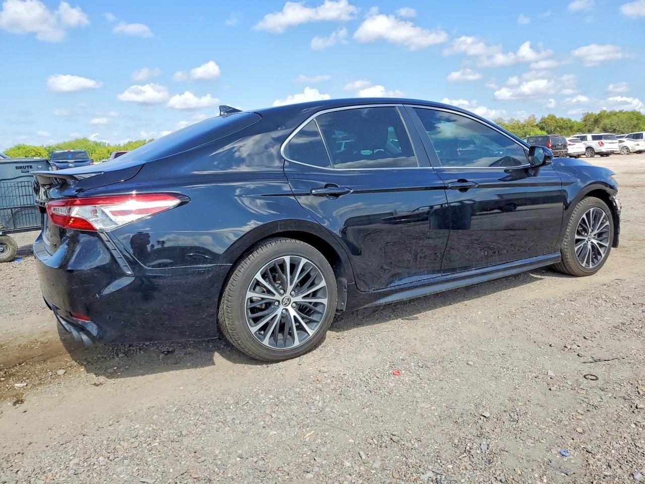 2020 Toyota Camry Se - Фото 3