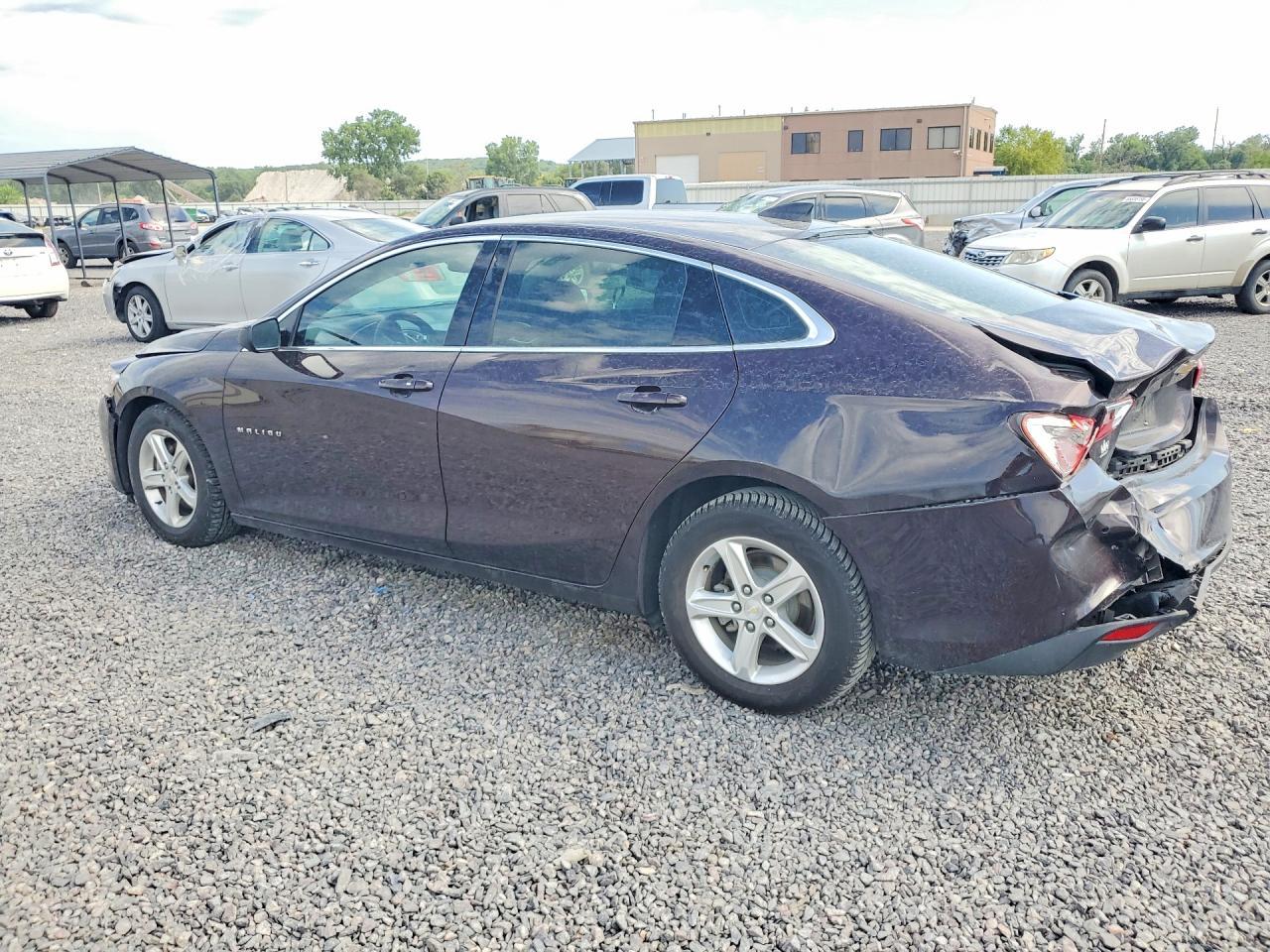 2021 Chevrolet Malibu Ls - Фото 2