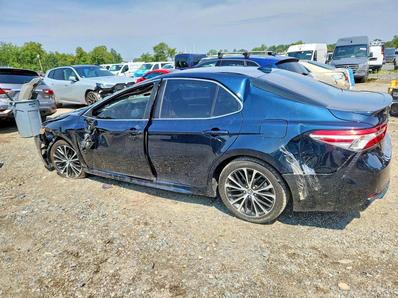 2020 Toyota Camry Se - Фото 2