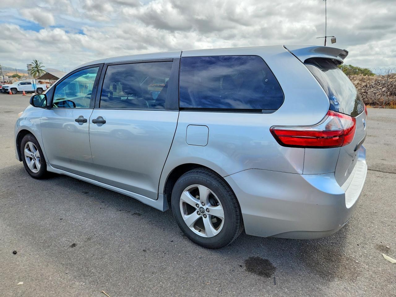 2020 Toyota Sienna L - Фото 2