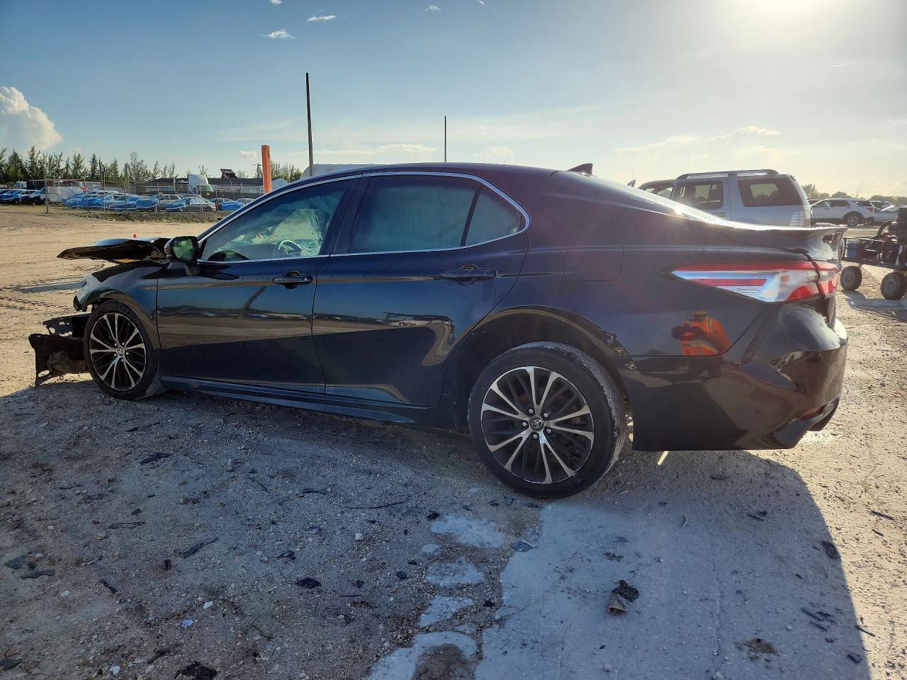 2020 Toyota Camry Se - Фото 2