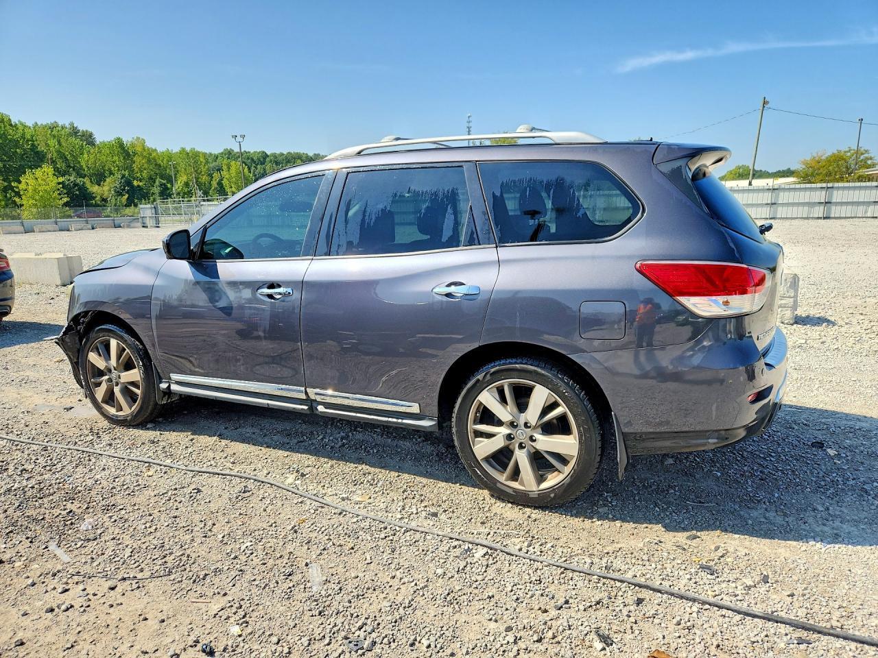 2014 Nissan Pathfinder S - Image 2