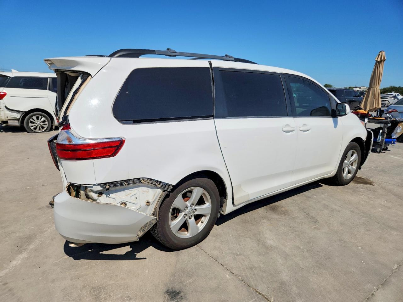 2015 Toyota Sienna Le - Image 3