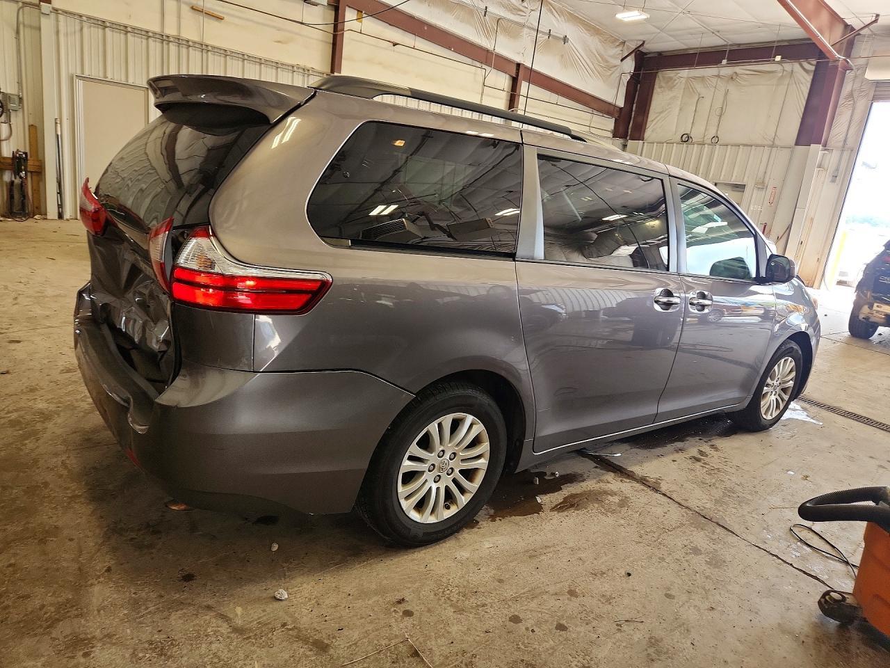 2015 Toyota Sienna Xle 8-Passenger - Фото 3
