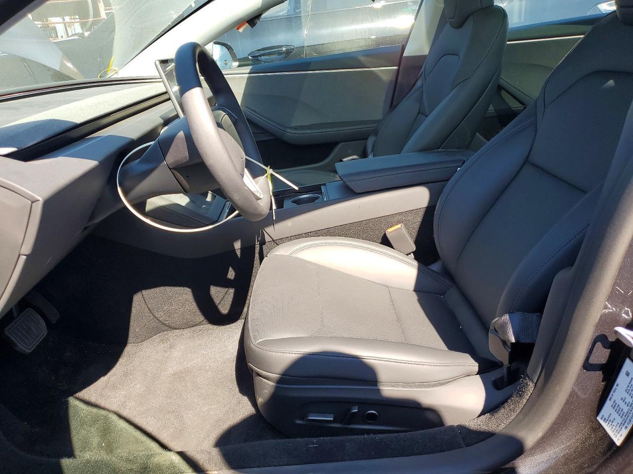 2025 Tesla Model 3 - Фото 7